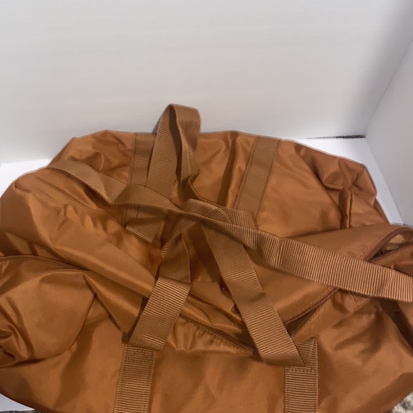 Tan DSW travel bag with small accessory bag - Picture 4 of 4